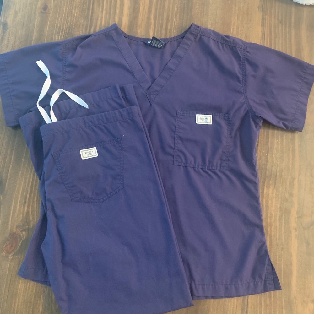 Blue sky scrub set NAVY. Med top/Sm bottom.